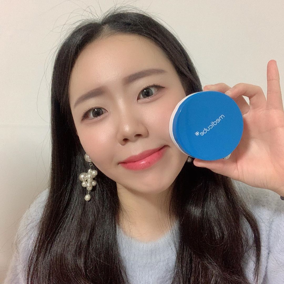 나영퀀 on Instagram: “속뚜껑도 있고 집게도 따로 있어서 이제껏 썼던 패드중 가장 위생적으로 쓸 수 있었당💙! 휴대용케이스도 있어서 가지고 다니면서 수정화장도 편하구 〰️ 여행갈때도 가져가야징”