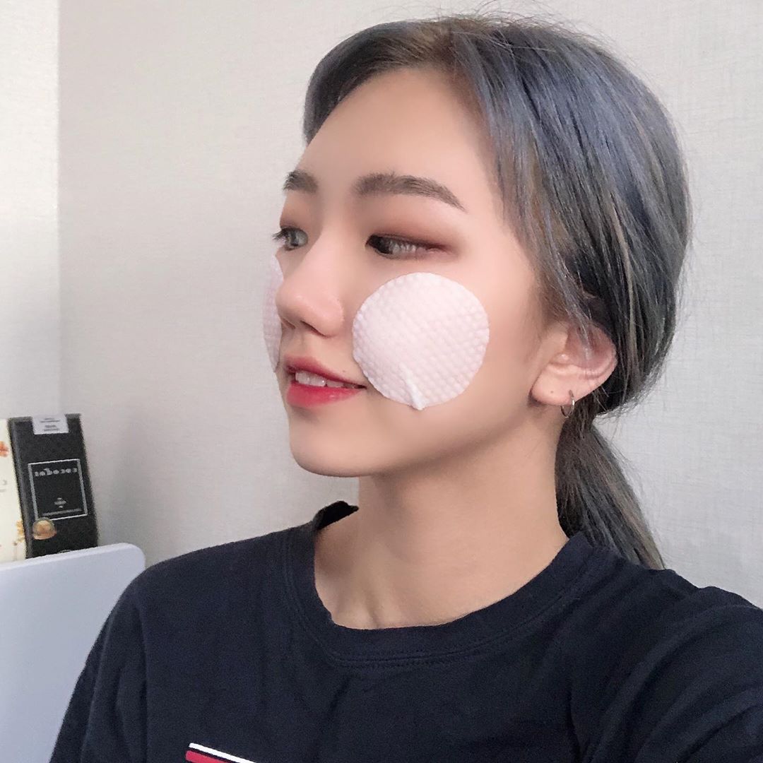 박소영 on Instagram: “춤연습도 자주 하고 점점 더 더워지는데 모공 관리는 귀찮고,, 그러다가 모공패드 쓰기 시작했는데 너무 편하고 모공관리까지‼️ 편리함과 실용성 1석2조 👍 휴대용 케이스도 있어서 여행하거나 운동하고 밖에서 세수하게 될때 유용👀  #메디큐브…”