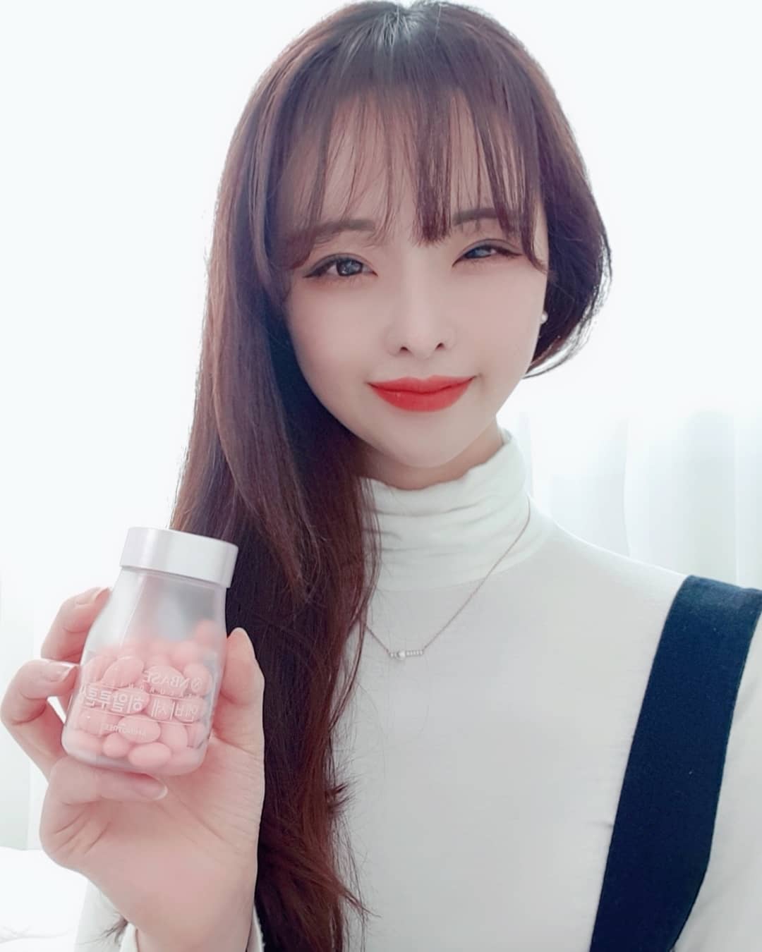 비니💕 on Instagram: “푸석하고 건조한피부를위해 바르는것도중요하지만 먹는것도중요!! 하연수도 꼭 챙겨먹는 엔바세 히알루론산은 히알루론산+비타민C.D 3중복합기능성제품으로 한번에섭취해 피부 수분은 채우고 세포를보호해줘요~!! 알약이 코팅되있어 부드럽게 삼킬수있으며…”