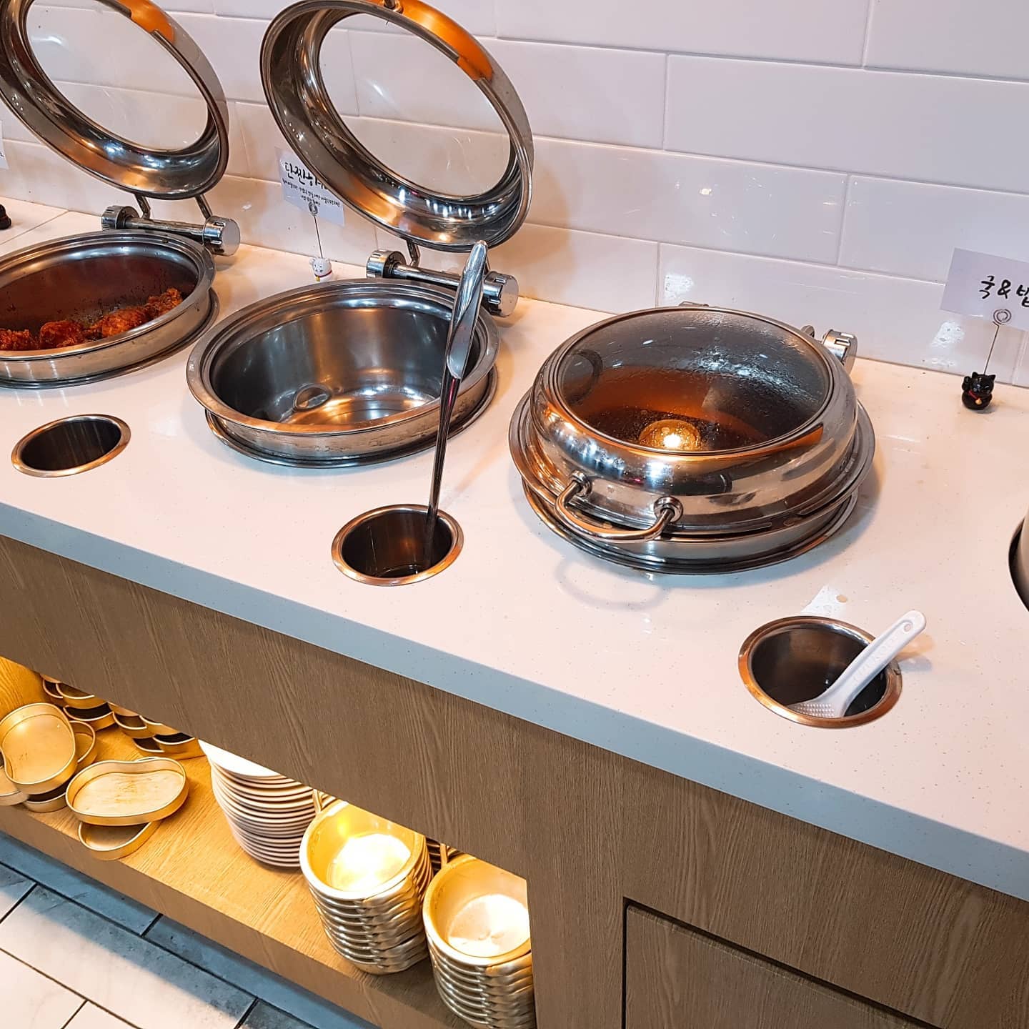 수유 사계진미.

닭갈비와 치킨 무한리필집.

닭갈비 오리지날과 양념, 간장으로 구성되어있다.

뼈대가 달려있어서 그런지 더욱 닭갈비스러운

비주얼과 맛.

치킨은 후라이드와 양념.

그외 다양한 소스들.(마약치즈가루 필수!) 5천원을 내면 주류도 무제한이라고하니

회식장소로도 꽤나 괜찮은 곳.

#수유사계진미#수유닭갈비무한#닭갈비무한#수유무한리필#사계진미닭갈비#수유맛집