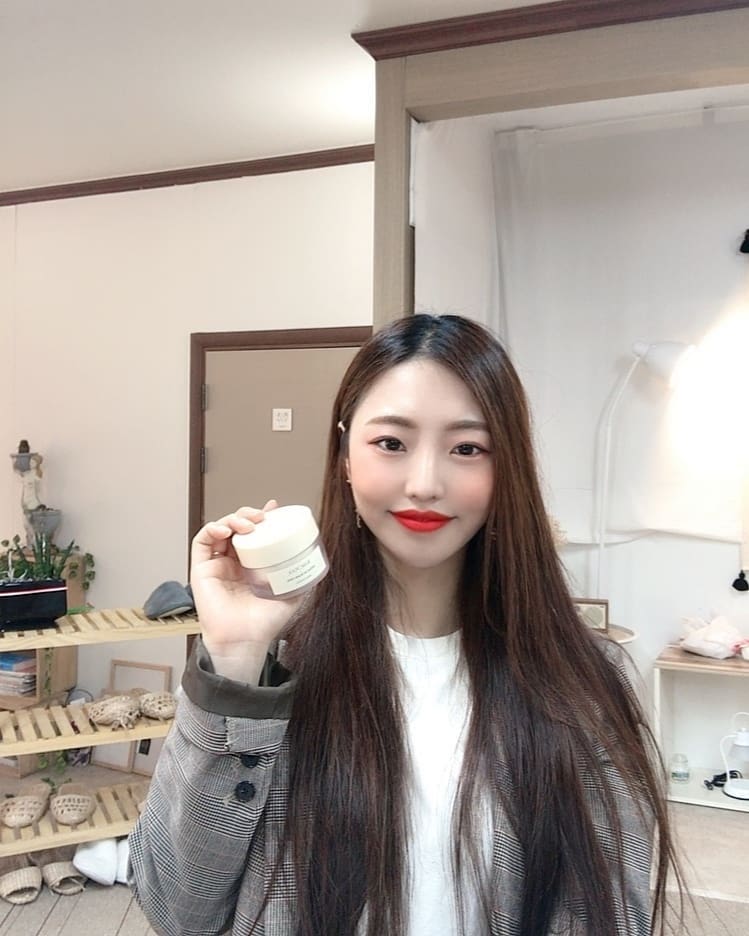 효밍ღ on Instagram: “속건조에 좋은 수분크림ꈍ◡ꈍ . . . . #블랑풀 #크램드블랑풀 #수분크림 #수분크림추천 #시어버터크림 #익산 #전주 #일상 #인친 #셀카 #ootd #daily #선팔 #맞팔 #맞팔해요 #소통 #follow #팔로우 #좋반 #f4f #selfie…”