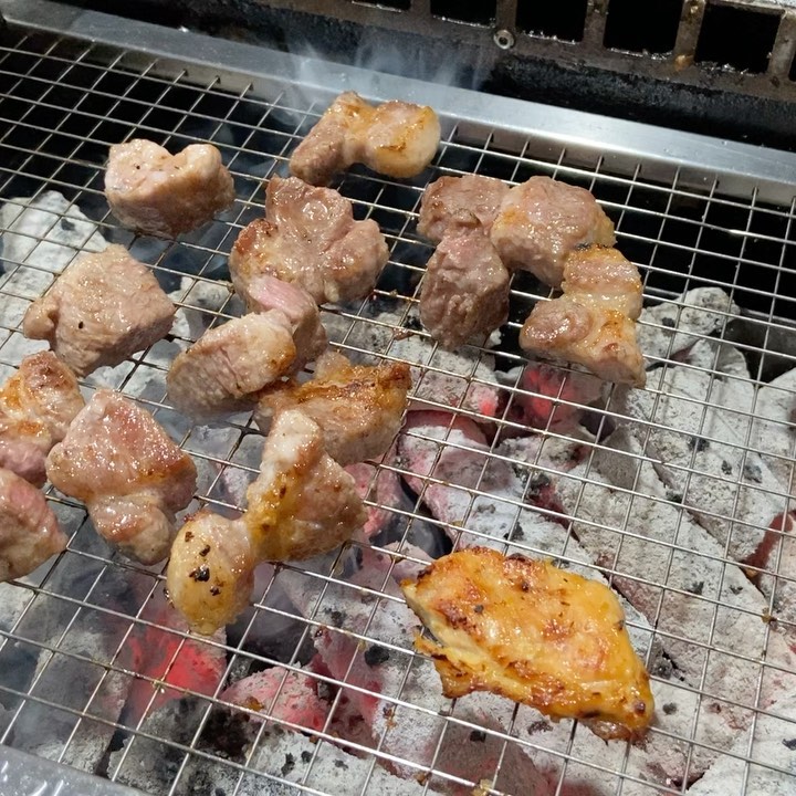 #여수닭구이맛집 #참숯대감집대청마루 .
너무너무 맛있었던 집😋
세트메뉴2번(닭구이반마리+목살) 잘 먹고왔다! 우즈벡쌀국시(7,000원) 양 진짜 많고 새콤달달 시원하고 맛있었다👍
.
사장님도 친절하시고 직원분이 처음부터 끝까지 고기를 구워주셔서 좋았던 곳❣️
.
쌈도 싸먹고 국수에 말아서 호로록 먹고 아주 잘 먹고 왔당🔥
.
#황금생숯 사용해 더 맛있었나? 고기가 노릇노릇 잘 익고 육즙이 장난 아니었다💗 친구가 가족들이랑 또 오고싶다고 한 곳
.
ㅋㅋㅋ닭발 못먹는 친구가 여기서 먹고 닭발의 맛을 알았다 *_* 쫀득쫀득하니 존맛이니 꼭 드셔보세용!
.
.
.
#여수학동맛집 #학동맛집 #여수닭구이 #여수여행추천 #수요미식회맛집 #닭숯불구이 #목살 #fff #f4f #먹팔 #맞팔 #먹스타그램 #맛집스타그램 #좋아요반사