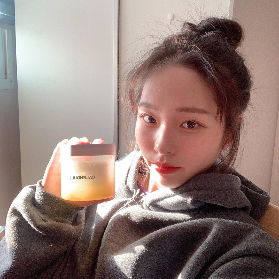 다솜 on Instagram: “엠보싱면으로 클렌징 후 메이크업 잔여물을과 각질제거와 소포트면으로 피부 진정 및 수분공급을 할 수 있어 👍한장으로 간편하게 사용하기좋은 카렌둘라필링패드❤️ #에이프릴스킨  #aprilskin  #카렌둘라필링패드  #필링패드추천 #피부결관리 #필링패드…”