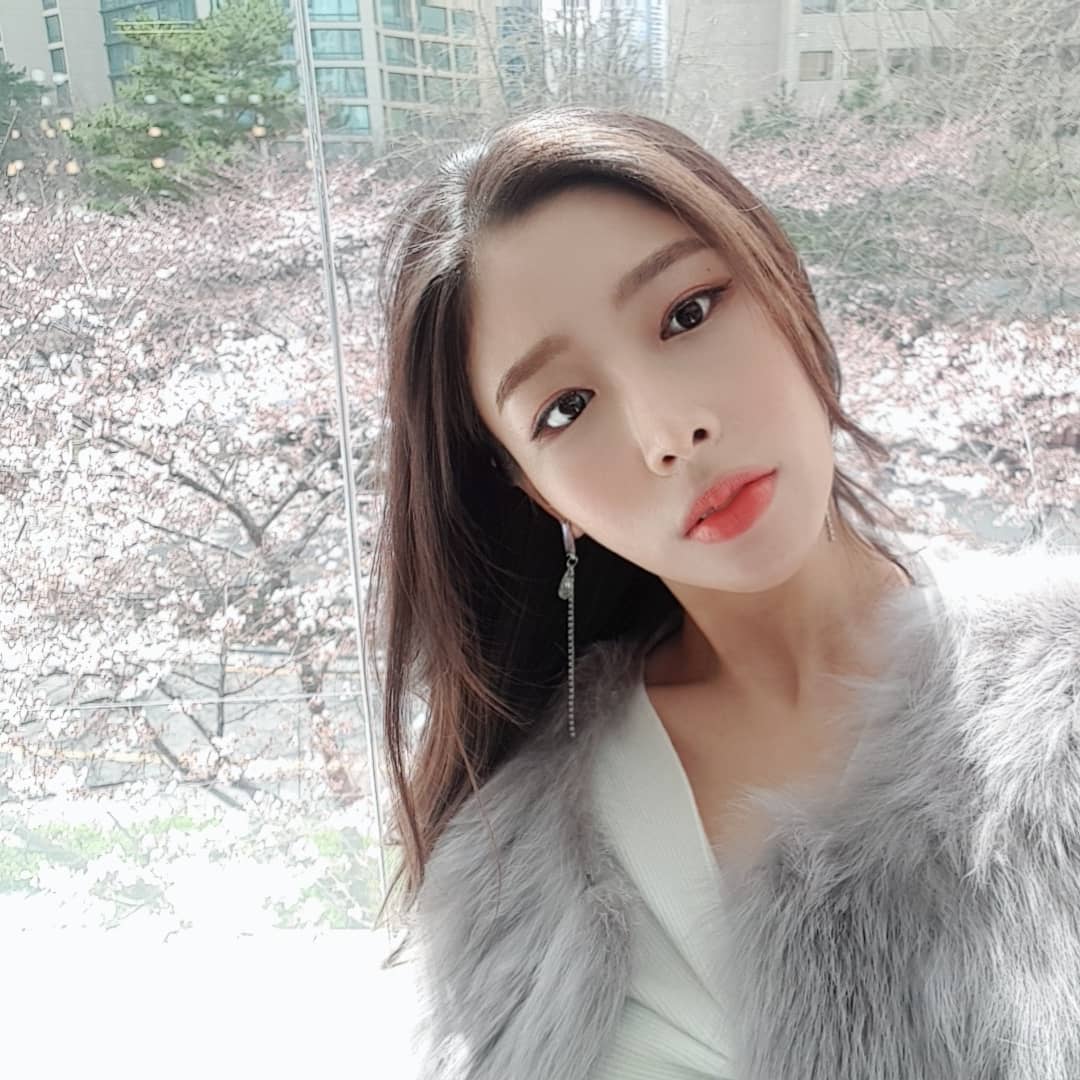 @ziqi_tt on Instagram: “날씨가 좋아서 봄 맞은 메이크업을 받고왔어요~! 근데 창문 밖에도 닥 🌸 #벚꽃 볼술 있어서 짱이다 🙆🏻‍♀️🙆🏻‍♀️ . . . P.s. 피부관리를 부터 (30~40분간 진정, 케어, LED마스크등) 퍼스널컬러진단까지 본인에게 잘 어울리는…”