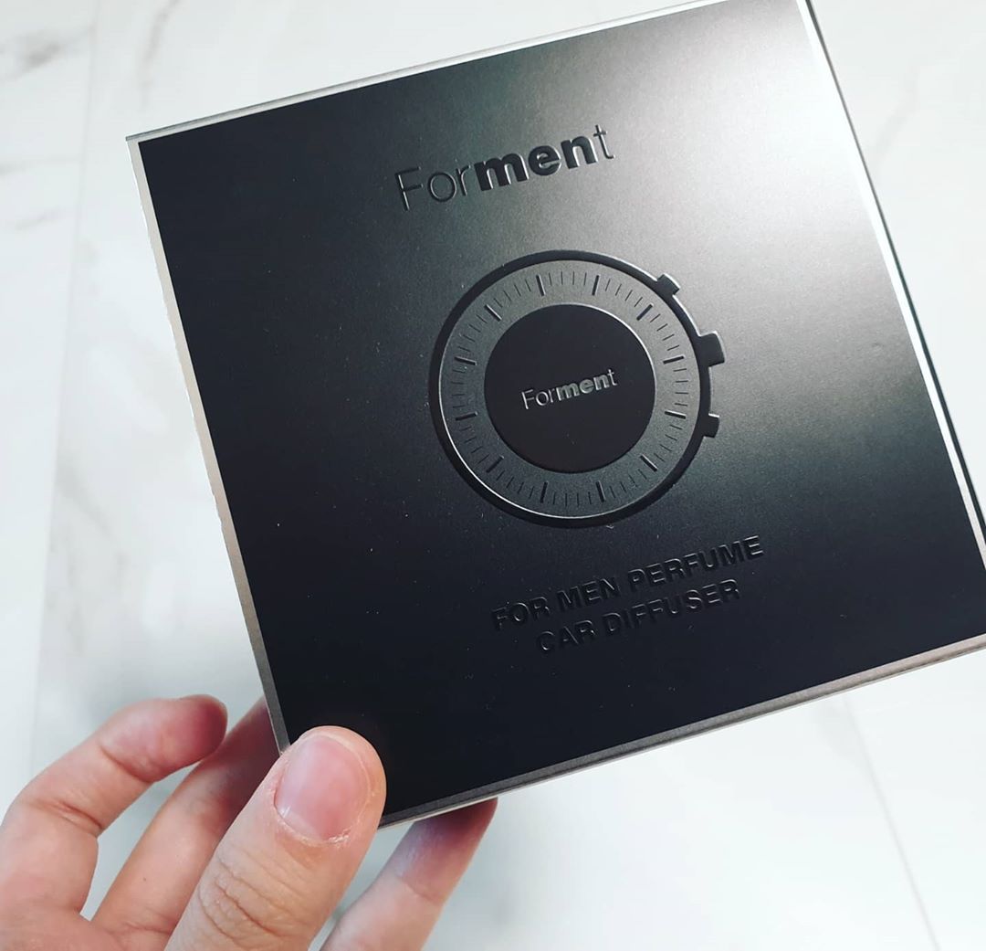 이수진 on Instagram: “🎁선물🎁 받은 #차량용디퓨저 . 내차 첫향수임🤭🤭🤭 포맨 퍼퓸 코튼허그  상자부터 고급지구 시계같이 생긴 요녀석이 향은 달달하니 포근하구 부드럽구 😍 . 원래는 차에탈때 아~무 향이 안났는데 이제는 은은한 향이 느껴져 차에 탈때마다 기분이 up 된다…”