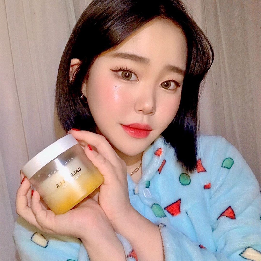 박지윤 (19) on Instagram: “- 에이프릴스킨 리얼 카렌둘라 필링 패드 . . 요즘 방학이라 나갈 일도 없어 피부 관리를  안 했더니 화장 할때마다 각질도 일어나고  매일 뜨던 피부가 기초단계로 카렌둘라 필링 패드를 시작하자 더이상 뜨지도 않고 화장이 너무 잘 먹어서 놀랬다.…”