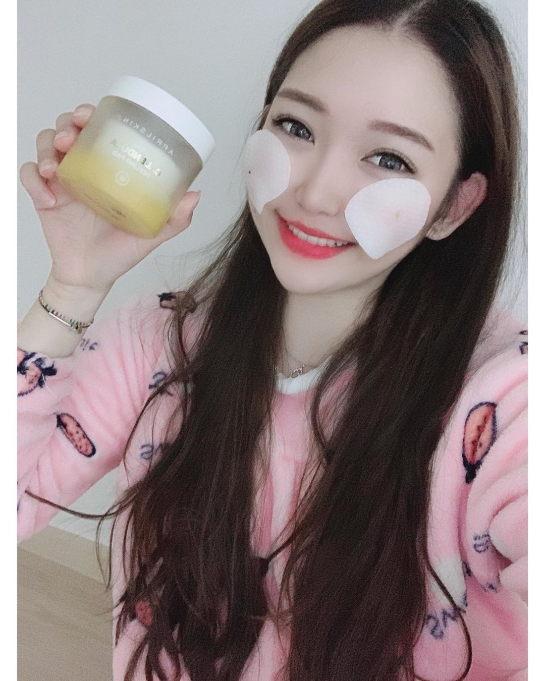 🍒 on Instagram: “요즘 미세먼지에 하루종일 마스크 착용으로 엄청 예민해진 내 피부에게 휴식 선물중🥰🥰 홍조도 심한 편인데 피부진정도 되고 아주 만족하면서 쓰는듕!! 무엇보다 쓸 때마다 꽃향기가 나서 기부니가 좋아요💛 . ✅엠보싱 원단으로 앞 뒷면 사용가능해요…”