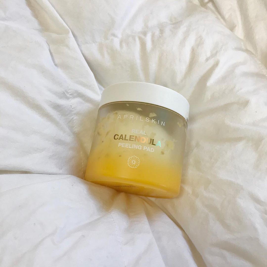 ᴊᴊᴇᴏɴɢ ᴇ ◡̈ on Instagram: “촉촉하고 피부에 휴식을 주는 에이프릴 스킨 카렌둘라 필링 패드✨ ✔️저는 필링 패드를 사용하면 얼굴에 자극을 받는 편인데 이 제품은 일단 엠보싱 면&소프트 면 둘 다 저자극이어서 따끔하지 않아서 좋았고, 꽃수가 정말 많이 들어가서인지 수분이…”