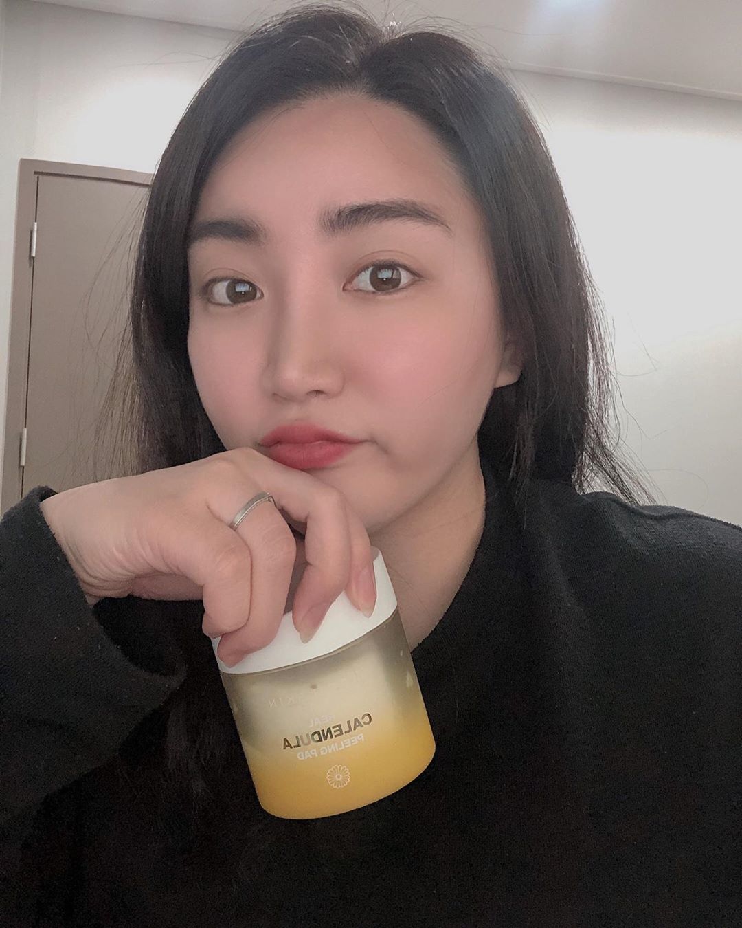 수밍밍 on Instagram: “리얼 꽃-물 필링 패드💛 클렌징 후에 스킨케어 첫단계로 저자극 필링패드로 피부결 정돈☺️☺️ 클렌징 후에도 남아있는 노폐물들을 제거!! 카렌둘라 꽃수가 79% 함유되어 있다👍🏻…”