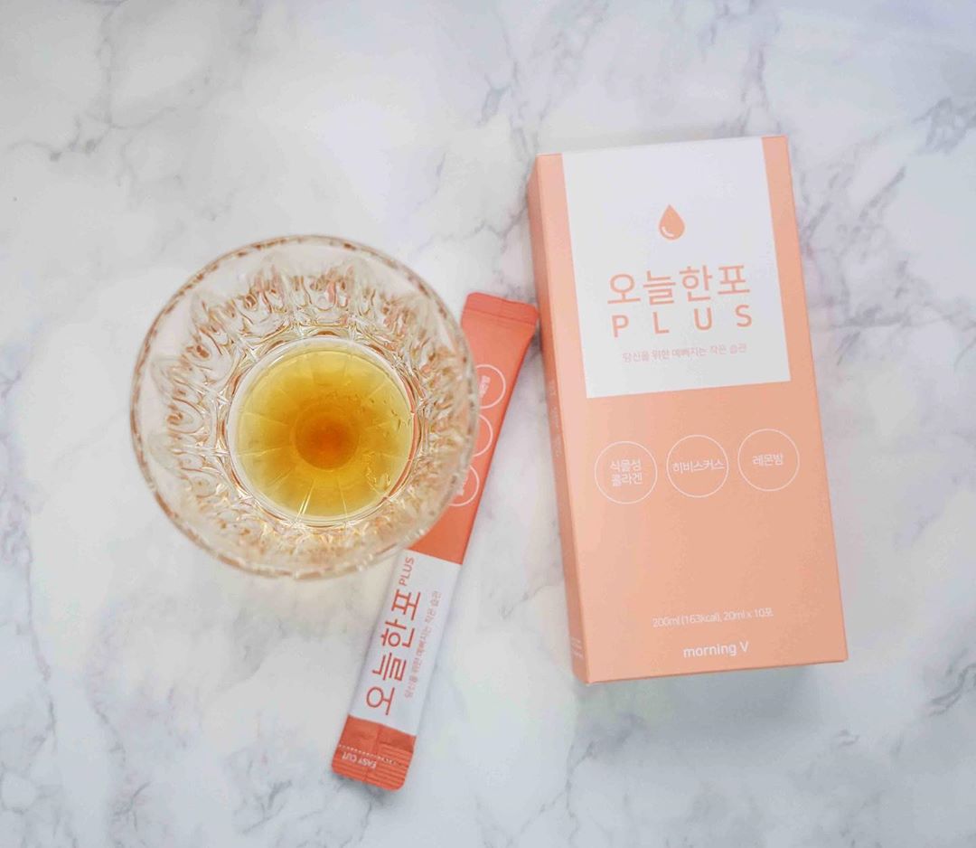 민주적인 민주 on Instagram: “간편하게 챙겨먹는 식물성 콜라겐
나이가 나이인지라 콜라겐 챙겨먹는데 비타민도 들었고
 요거 새콤해서 맛있어🐷🐷
.
.

#모닝브이 #오늘한포플러스 #콜라겐 #관리하는여자 #뷰티그램 #뷰티스타그램”