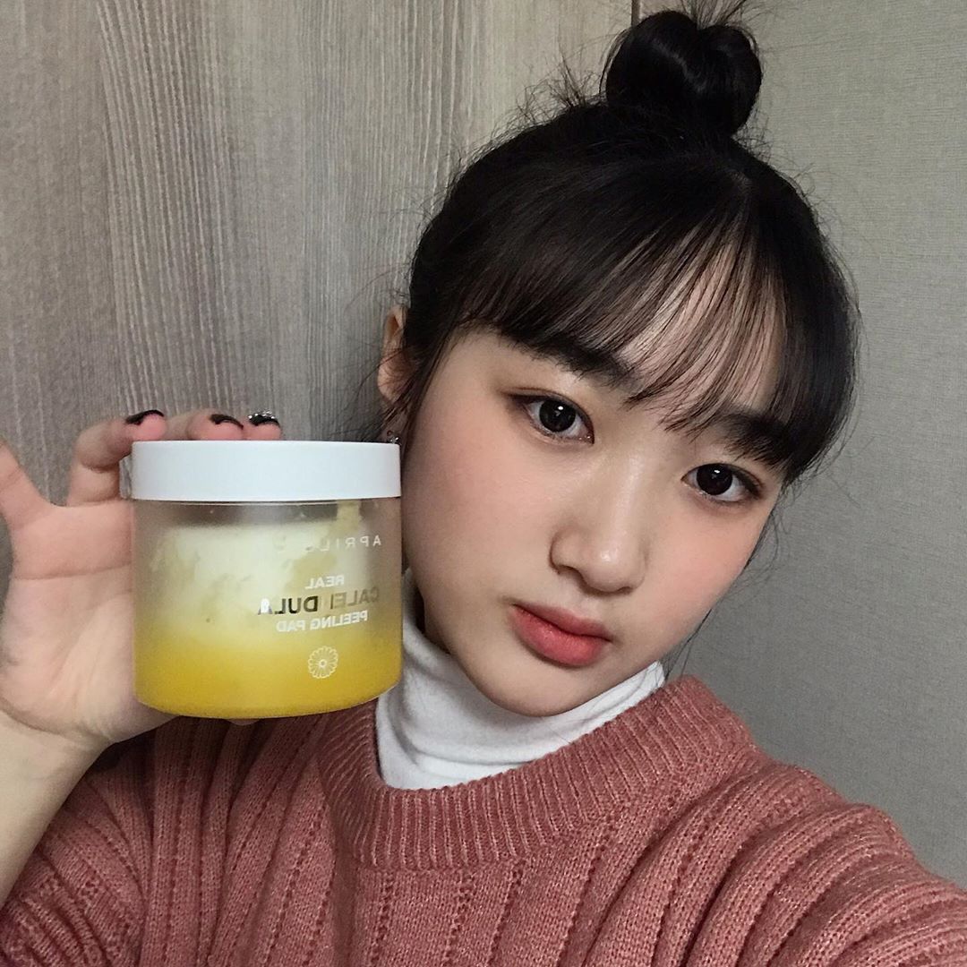 박서진 on Instagram: “#카렌둘라필링패드 🌼카렌둘라 꽃잎과 꽃수가 79%나 들어있어서 외부자극으로부터 예민하고 건조해진 피부에 수분을 공급해주는 필링패드🌼 각질제거, 피부결 정돈, 수분충전 한번에 다 할수있어서 너무 편하고 좋았다❤️ #에이프릴스킨 #aprilskin…”