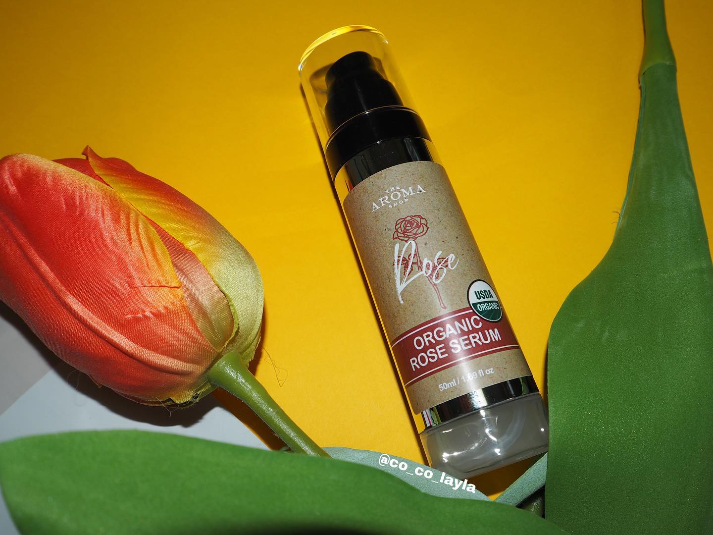 🌹ORGANIC ROSE SERUM🌹 #제품제공 

또 돌아온 더아로마샵의 로즈라인 제품이예요🥀

최근에 사용중인 잇템인 더아로마샵의 세럼입니당ㅎㅎ

더 아로마샵의 제품은 세네개 사용해봤는데 모두 무겁기보다는 가볍고 빠른 흡수를 자랑하는 제품들이라 좋았는데 이 제품도 딱 그래요💖

이 오가닉 로즈 세럼은 초순수워터와 오가닉 로즈오일을 수용화하여 만든 제품이라고 하더라구요❗️❗️

그리고 올스킨타입으로 나와서 적당한 수분감을 부여하고 번들거리지 않아요🥰

토너 사용이후 뿐만 아니라 마스크팩하고도 궁합이 잘맞아서 이전에 리뷰한 적 있는 마스크팩 사용후 남은 에센스 흡수시키고 발라주면 더 좋아용😉😉

토너 세럼만 바르고 부족하다 싶으면 (건성의 경우) 이전 포스팅의 로즈 호호바 오일을 함께 섞어서 사용해도 굿굿👍👍

로즈 호호바 오일 단독 사용이 힘드시다면 1:1 비율로 섞어 사용하면 좋겠죵?

같이 사용하면 시너지 효과가 업❗️

산뜻한 세럼을 찾는다면 더아로마샵 오가닉로즈세럼 추천해요~✨

댓글로 여러분만의 잇 아이템이 있다면 함께 공유해주세용😍😍