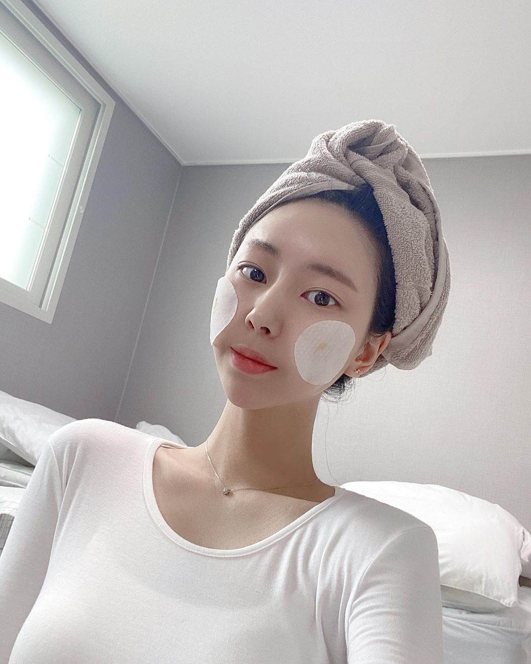 디케이몰’s Instagram post: “패드가 생각보다 커서 한장으로두 충분할듯🤔
한번 사용했는데 피부결 정돈👍🏻 꾸준히 써봐야지 뀨🤍”