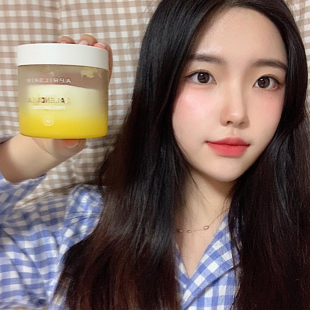수 연 on Instagram: “♥에이프릴스킨 카렌둘라 수분필링패드♥ ⠀ 저는 기초케어에 패드가 빠지면 안되는 사람인데요! 그래서 패드를 여러 브랜드 써봤지만 앰플이 양이 적어서 수분감이 부족하게 느껴지거나, 아님 너무 자극적이라서 오히려 트러블이나고 피부가 뒤집어진 경험이…”