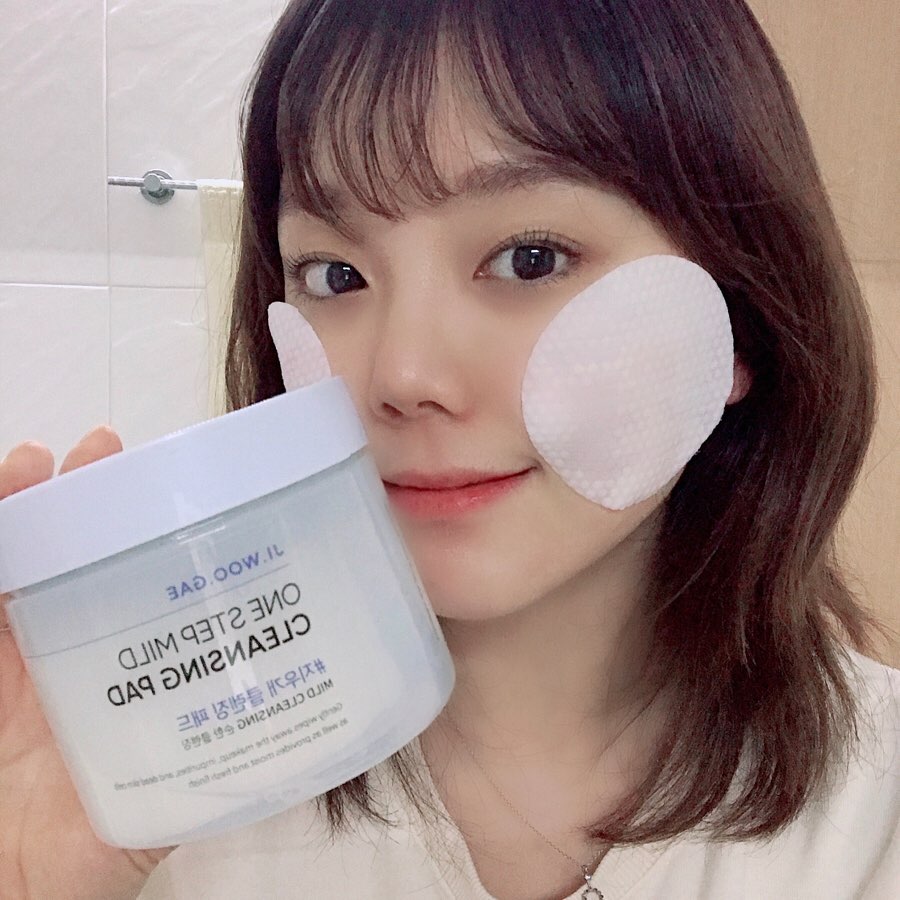 권나현🎗’s Instagram post: “🧼셀리맥스 지우개 클렌징 패드🧼 . . 사진만으로 봤을 땐 클렌징패드가 작아서 한번에 여러장을 써야 할 것만 같았는데 직접 받아서 사용해보니 크기가 적당해서 한장으로도 충분했다 ! 거의 손바닥만한 크기🖐 . 보통의 클렌징티슈는 거품기가 조금 있다거나…”