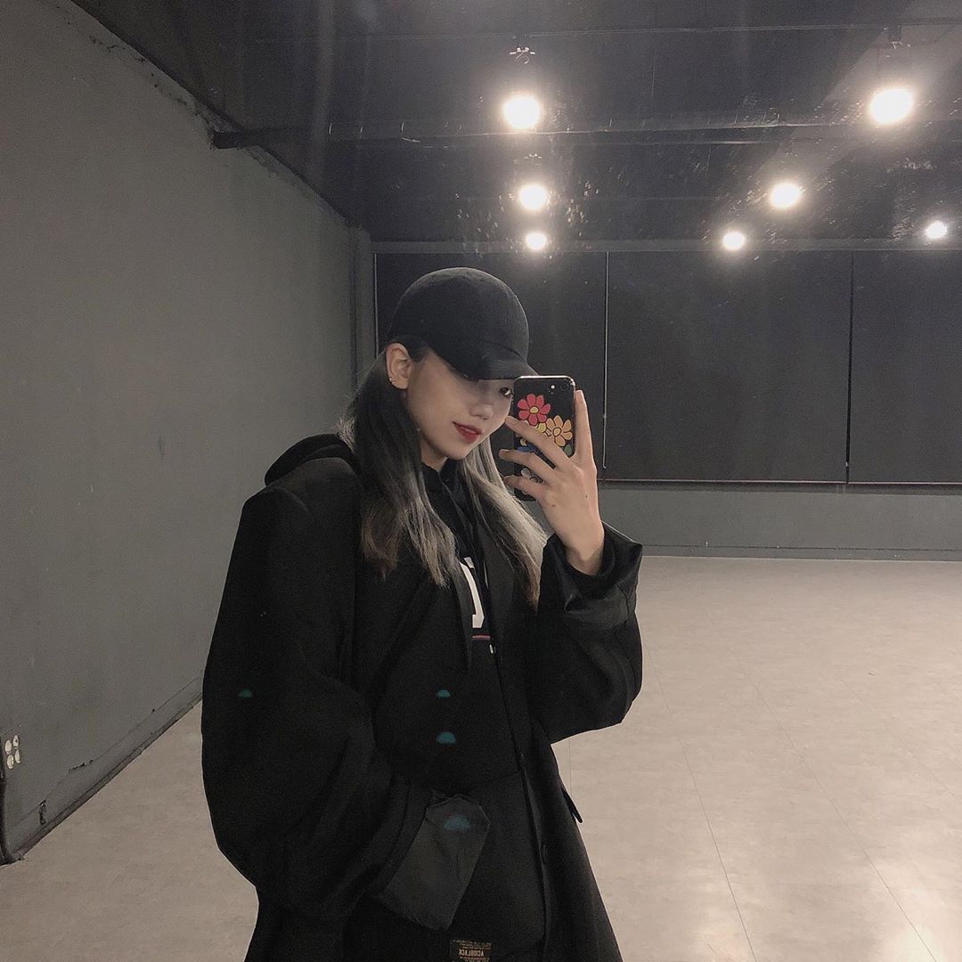 박소영 on Instagram: “요즘은 박시한게 좋아👀
남녀공용 오버핏 제품 많은 유니섹스 쇼핑몰‼️
.
.
#홀리인코드 #자체제작쇼핑몰 #오버핏쇼핑몰 #다크웨어 #스트릿패션 #유니크쇼핑몰 #ootd #데일리 #데일리룩 #20대쇼핑몰 #대학생코디 #20대코디”