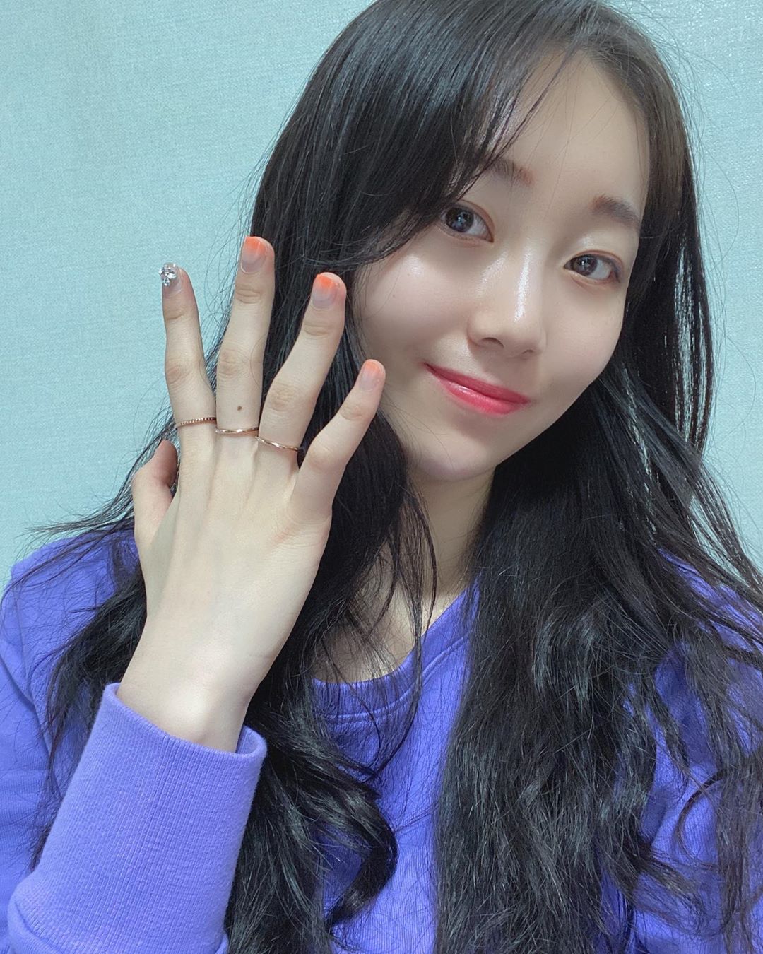 리 아 🌷’s Instagram post: “금속 알러지가 없고 변색이 잘 안되는 반지! 얇아서 레이어드 하기도 좋고 따로 껴도 너무 이쁘다🥺 디자인도 심플하고 데일리로 착용하기 좋고 가격도 너무 착하다  반지 정보 원하시는 분들이 있으셔서 링크 남겨요💛…”