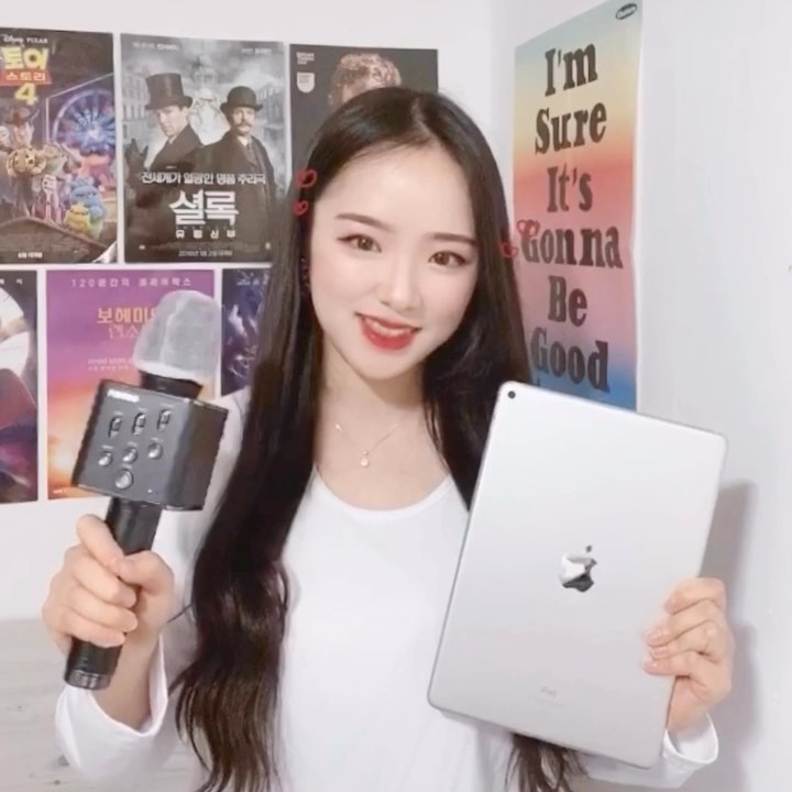 유민지 🍒🌈 on Instagram: “비니슈 펜톤 BM7 블루투스 마이크 🎤 부끄럽지만 노래 부르는 영상 업로드가 필수라서 올려요 😂 효리네민박에서 듣고 빠진 곡 < 윤아 - 바람이 불면 > 처음 부분만 살짝 불러 봤어요. 고효율, 초절전의 최신 블루투스 V5.0을 탑재하고, 대용량…”