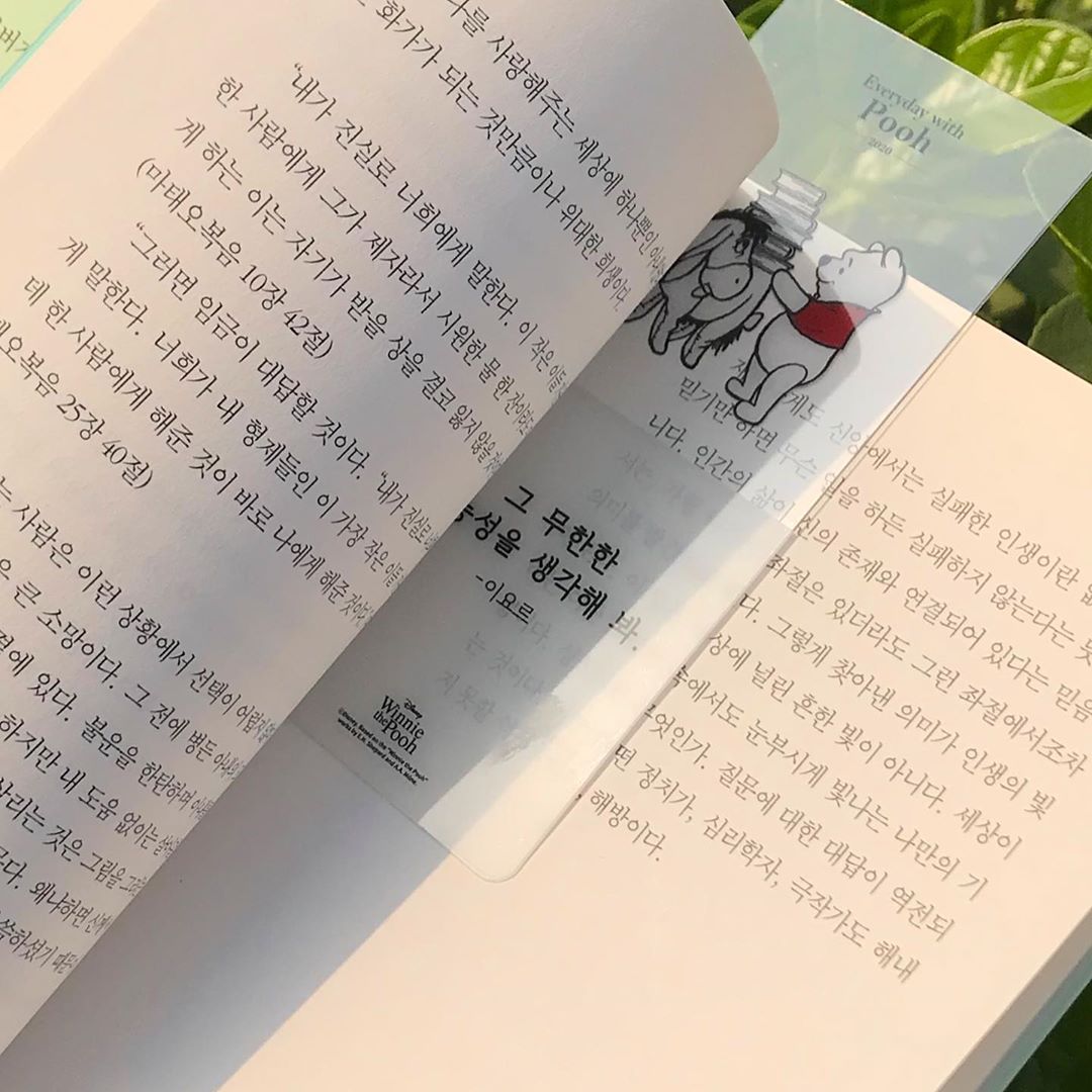 이슬 on Instagram: “2020에브리데이푸 캠페인으로  사랑스러운 곰돌이 푸 굿즈들이 왕창 나왔슬~🍯✨ 곰돌이 푸 뿐아니라, 통통 튀는 티거, 소심하지만 사랑스러운 피글렛, 우울하지만 다정한 이요르 매력있는 친구들도 함께 만나보아요!  자세한 내용이 더욱 궁금하면…”
