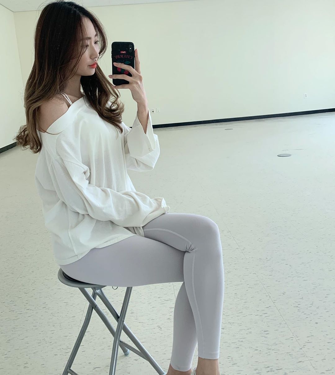 🍓 다희 🍓 on Instagram: “🍇 리바디 하이브리드 레깅스 🍇  레깅스 입을때는 핏이 얼마나 괜찮게 떨어지는지 와이존이 부각되는지를 제일 중요하게 생각하는데 이 레깅스 같은 경우에는 일단 하이웨스트여서 다리도 더 길어보였고 다리가 예쁘게 잡혀 보여서 좋았어요 !  그리고…”