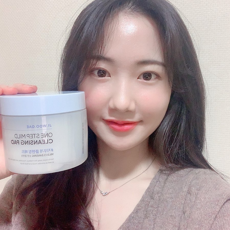 이수빈 on Instagram: “ෆ 셀리맥스 지우개 클렌징 패드 ෆ • 순한 저자극 클렌징 제품이라 패드를 사용한 뒤 피부가 붉어지지 않고 피부결이 말끔하게 정돈되서 좋았다✔️
• 수분공급과 각질제거에 효과적인 클렌징 제품✔️ 좋은 제품 보내주셔서 감사합니다 (❛ ◡ ❛)♡”