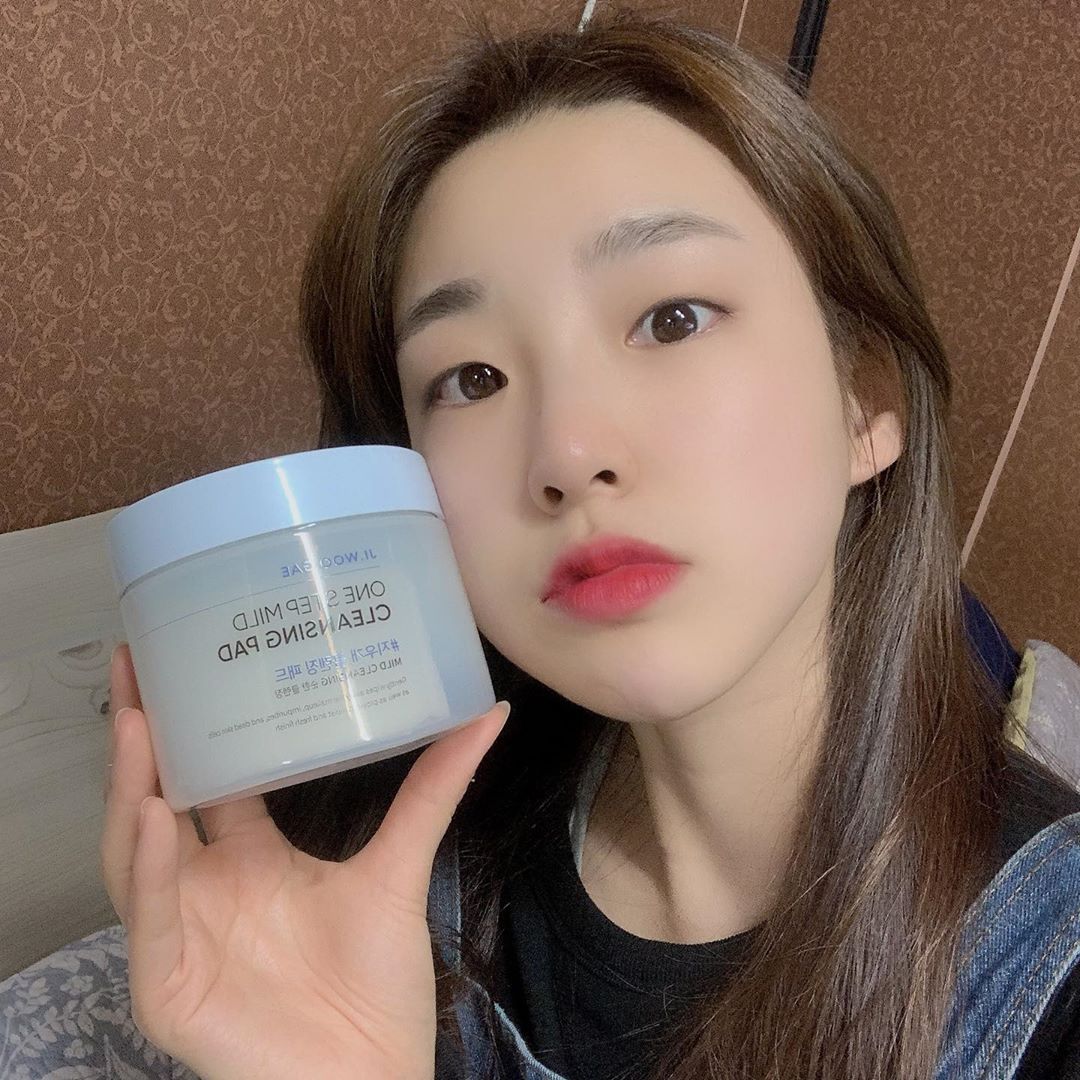 신혜지 sʜɪɴ ʜʏᴇ ᴊɪ on Instagram: “[셀리맥스 지우개 클렌징 패드]  클렌징이 귀찮을 때,  한 장으로 원스텝 클렌징! .  솔직히 화장하는 거보다  지우는 게 더 귀찮잖아요😢 근데 이건 한 장으로  진한 색조 화장이 싹 지워져서 이중 삼중 세안 안해도 된다는 거! 그게 제일…”