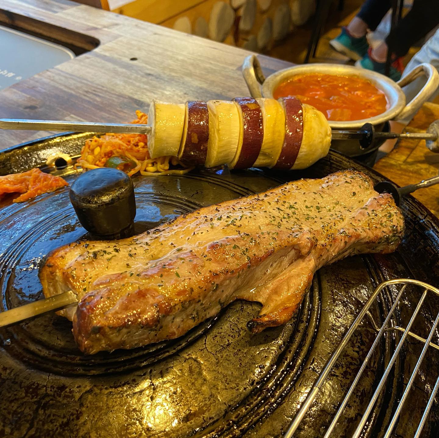 #목포화덕고깃간 #화덕고깃간목포점 #목포고깃집 #화덕고깃간
.
참나무 장작으로 화덕에서 초벌해서 나오는 집! 캠핑가서 바베큐먹는 기분을 느낄 수 있다ㅎㅎ고기가 간이 엄청 잘되어있어서 먹자마자 오~하게 된다!
.
삼겹살 1인분 가격 14,000원
우린 2인분을 시켰다
.
양은 솔직히 가격에 비해 좀 적다는 생각이 들었다. 하지만 고기가 도톰하고 맛있어서👍 그리고 냉면까지 먹으니 배불러서 볶음밥을 못먹었으니 양 작은건 아닌걸로~~ㅎㅎ
.
직원이 처음부터 끝까지 다 구워줘서 편하다
고기먹고 싶으면 다음에 또 와야겠다!
.
.
.
#참나무장작 #화덕구이 #foodgram #foodgasm #barbecue #BBQ #맞팔 #선팔하면맞팔 #소통환영 #좋아요반사 #eatstagram #좋반