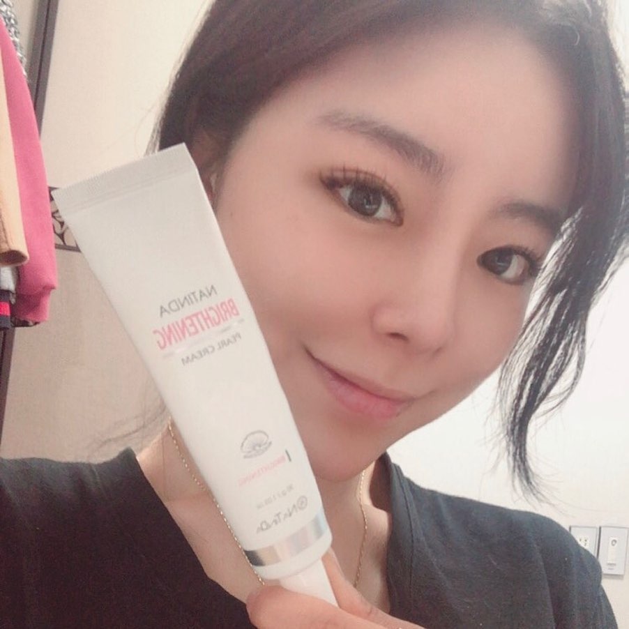 존예경 on Instagram: “(모든 조명을 끈 후 촬영) 첫사진은 화장을 하지 않은 상태! 뒤에 영상에는 풀화장 후 바르는 영상이 있는데 바로 광나는 것 쫌 봐요ㅠㅠ 진짜 데일리로 살짝 발라도 광채가 돌아서 정말 이뻐요^.^!! 손등사진도 올렸는데, 조명 다 off 자연광에서…”