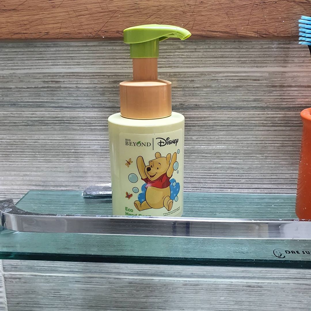 행복한보로로 on Instagram: “내가좋아하는 곰돌이 푸가 핸드워시에 뙇!! 화장실 갈때마다 미소짓게 되네요  수시로 손닦는 요즘 푸 때문에 기분좋게 룰루랄라😽  푸의 명언(?)이 적혀있는 책갈피로 마음속의 여유를 되찾고 귀여운 폰스트랩으로 휴대폰도 편하게 사용하고 있어요😸  귀여운…”