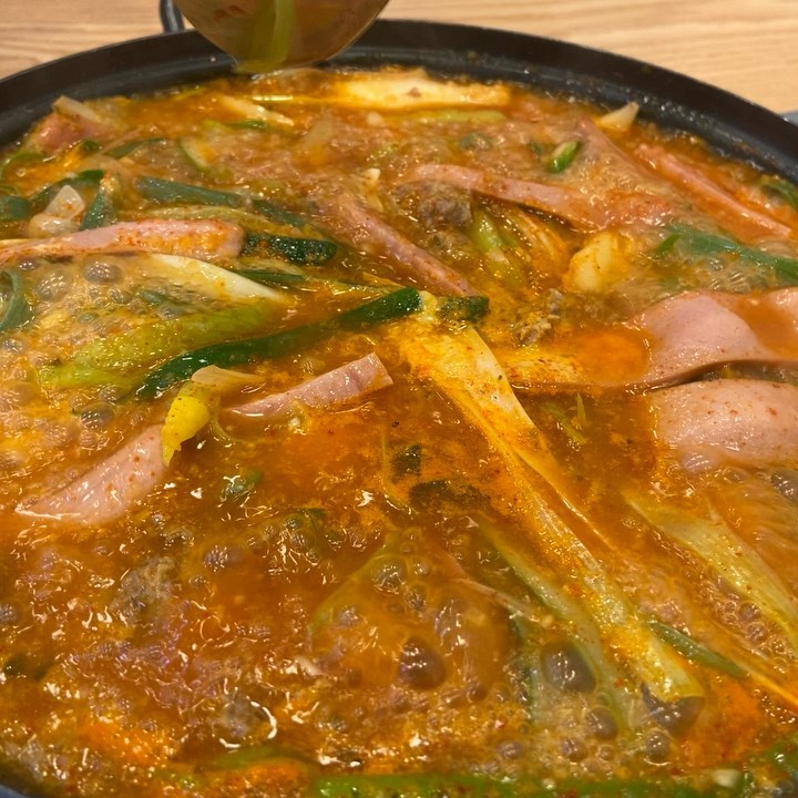 #목포부대찌개 #박네집 #옥암동맛집
.
송탄식부대찌개 전문점 목포박네집
베이크드빈이 들어간 의정부식 부대찌개와 다르게 베이크드빈이 안들어가고 파가 듬뿍 들어가서 맛이 개운하고 깔끔했당
.
가격은 1인분에 8,000원인데 공기밥 포함 가격이다. 완전 저렴!!! 심지어 계란까지 줌 ㅋㅋㅋ 근처 살았으면 자주 왔을 것 같다😋
.
묵직하고 진한 부대찌개맛은 아니니 참고하세요!! 깔끔담백얼큰한 맛 좋아하시면 입맛에 맛을 것 같아요👍
.
.
.
#송탄식부대찌개 #부대찌개맛집 #맛집스타그램 #먹스타그램 #foodstagram #koreanfood #선팔맞팔 #맞팔 #좋아요반사