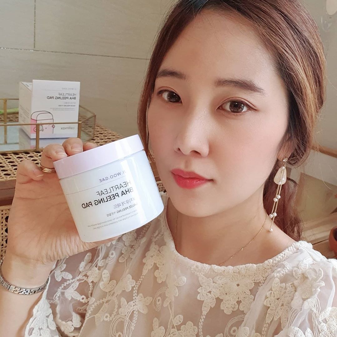 마트윈스👭 언니 마미애 on Instagram: “#셀리맥스 #지우개패드  매일 한장씩 간편하게 스킨케어 하고싶을땐 . 요새 화장하는 것도 지우는 것도 귀차니즘이😅 게다가 마스크까지 쓰니 피부결이 느무 상했어요 . 패드가 간편한건 아묻따죠👏 그중에서도 지우개패드는 엠보가 도톰해서 사용감이  아주…”
