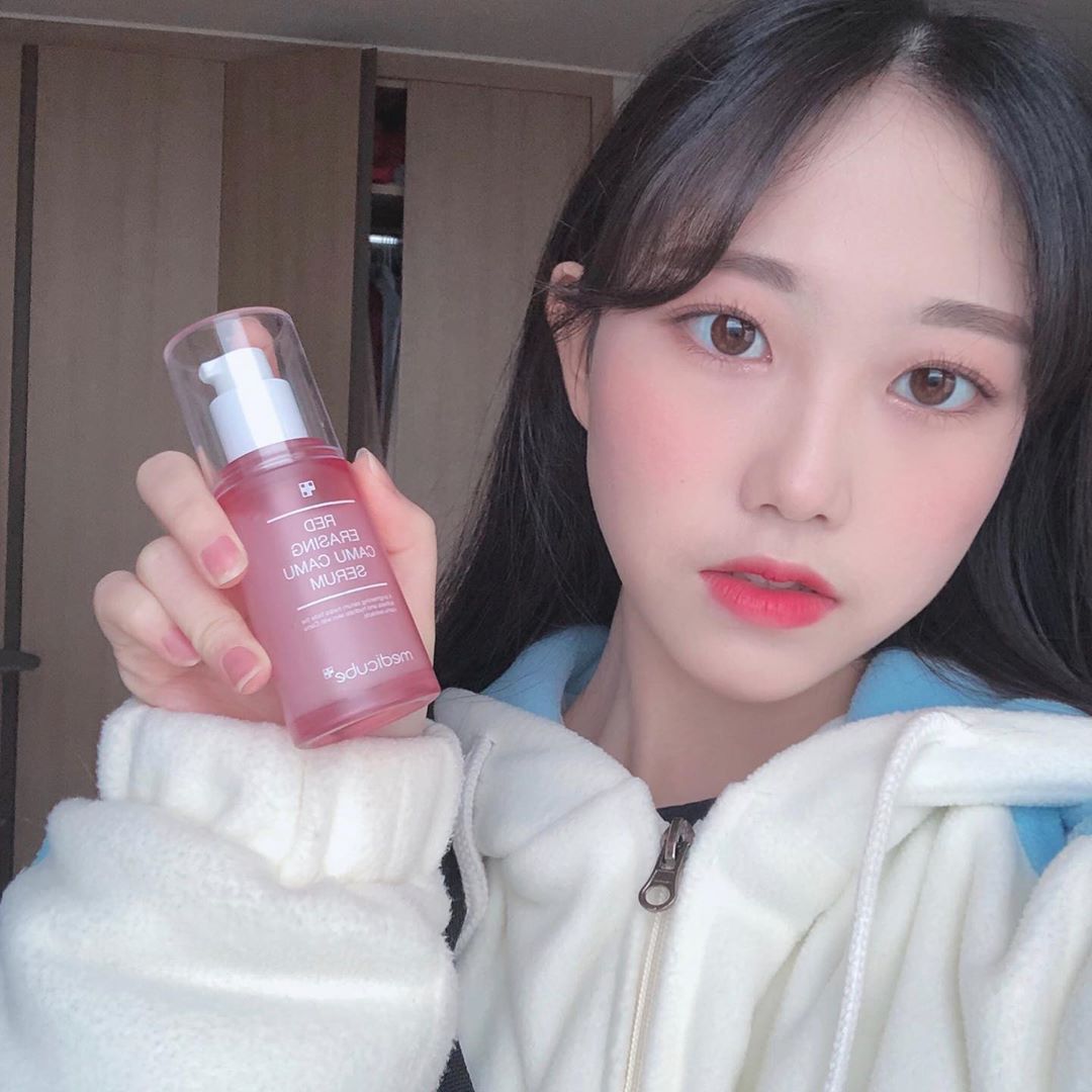 🌸𝙨𝙤𝙢𝙞🌸 on Instagram: “✨메디큐브 레드 이레이징 카무카무 세럼✨ . 요새 피부가 많이 탁해져서 좋은 세럼 찾던 중 발견한 제품!! . 세럼이라 그래서 엄청 무겁고 찐득 할 것 같았는데 정제수 대신  카무카무 워터가 83% 나 들어가서 진짜 엄청 촉촉하고 빠르게 흡수된다💦…”