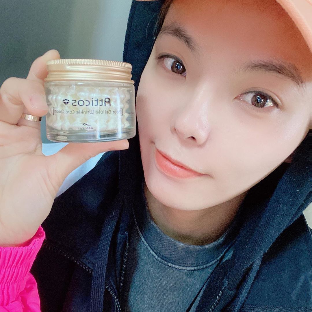 🅗🅨🅔🅛🅘🅜🐮 on Instagram: “#아띠코스 #나틴다 ⠀ 매일 쓰는 마스크 때문에 떨어지는 피부탄력 너로 케어한다.😎😎 ⠀ ⠀ 리프팅+촉촉함 올인원 크림으로 강추👍🏻👍🏻 ⠀ 광채는 덤이라는😍😍 ⠀ ⠀ 요즘처럼 생얼로 다닐때 필템 ⠀ ⠀ 피부시간을 붙잡고 싶다면 추천함요😘😘 ⠀ ⠀…”