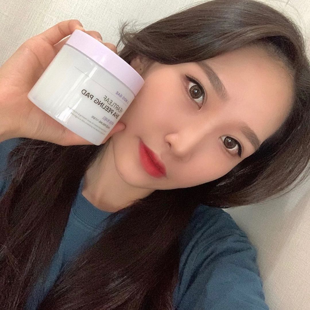 나현경(羅玄敬) on Instagram: “🌼 셀리맥스 스킨케어 각질 지우개패드 🌼  BHA가 주로 들어가고 어성초 추출물이 들어있어요.  처음 엠보면으로 피부결을 정리해준 뒤, 거즈면으로 각질을 제거가 가능해요 !  당일, 다음 날까지도 매끈한 피부덕에 화장이 잘 먹더라…”