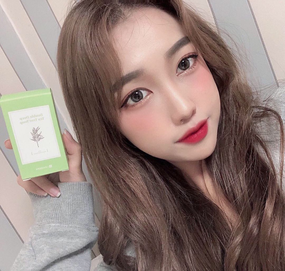 장서영 (20) on Instagram: “[리더스 코스메틱] "티트리오일"이 함유 된 천연비누로 순해서 자극없이 피부가 진정되는게 느껴지고 클렌징부분도 다른 제품 필요없이 비누만 써도 말끔히 지워져서 피부에 자극없이 세정력도 대박이다 ㅠㅠ 환절기 민감한 피부가 걱정이라면 꼭 이거 강추…”