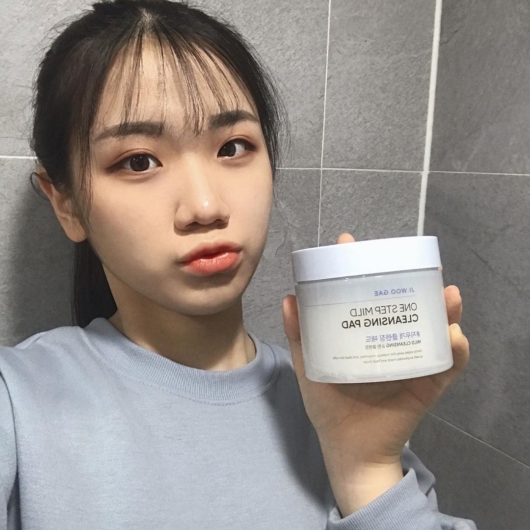최지원 on Instagram: “🌿셀리맥스 지우개 원스텝 마일드 클렌징 패드🌿  다른 클렌징패드는 자극적인 느낌이 있었는데 셀리맥스 지우개 패드는 순하고 전혀 자극이 없었어요 5중 히알루론산이 들어있어 클렌징 후에도 건조하지 않고 촉촉하게 닦여서 좋았어요👍🏻 스킨케어 첫 단계에서…”