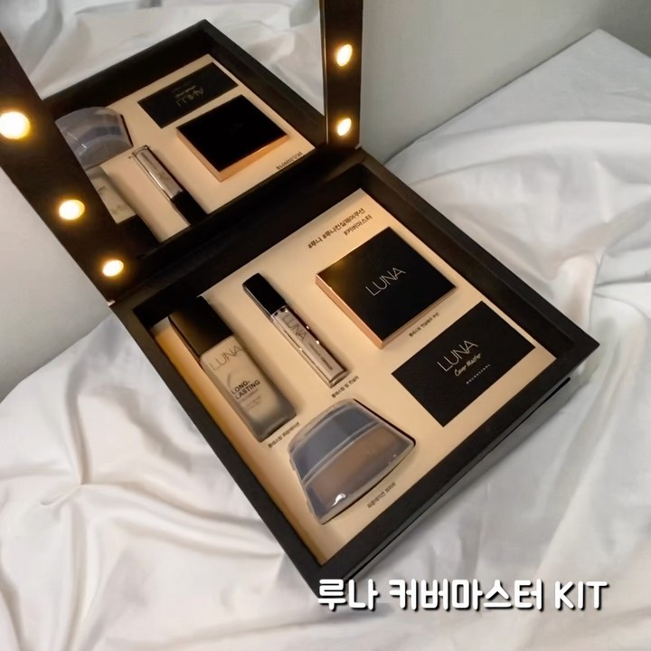 styleshare_kr
luna_cosmetic_kr
⠀
너무나 예쁜 루나 커버마스터 KIT
커버 마스터에 맞게 롱래스팅 컨실웨어 쿠션, 롱래스팅 파운데이션 롱래스팅 팁 컨실러 모두 커버력이 최고에요.
⠀
그중 요즘 계속 손이 가는 롱래스팅 컨실웨어 쿠션 21호인데요.
모공, 잡티와 같은 미세한 굴곡까지 완벽하게 커버를 해서 포토샵 보정한것 마냥 피부표현이 너무 예쁘게 돼요!
그리고 유수분 조절에 탁월한 식물성 세럼 함유로 기분 나쁘게 뿜어져 나오는 개기름 아웃으로 하루 종일 무너짐 없이 투명한 피부 표현 유지를 할 수 있어서 데일리용으로 손이 갈 수 밖에 없어요❤
루나로 첫 화장 끝까지~
⠀
#루나 #루나커버마스터 #루나롱래스팅컨실웨어쿠션 #루나롱래스팅파운데이션 #루나롱래스팅팁컨실러 #AD