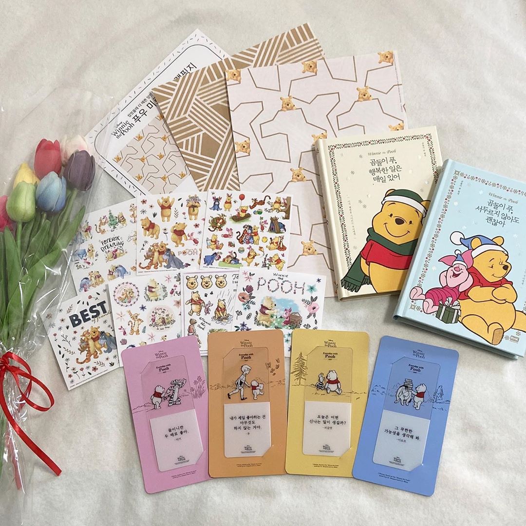 유민지 🍒🌈🇰🇷 on Instagram: “어릴 때 정말 좋아했던 디즈니 곰돌이 푸 🐻 [ 2020에브리데이푸 ] 캠페인이 돌아왔어요! 사랑스러운 곰돌이 푸 굿즈들이 왕창 나왔네요. 곰돌이 푸 뿐만 아니라, 티거, 피글렛, 이요르 등 다른 친구들도 함께 만나 보세요. 매주 다양한 이벤트와…”