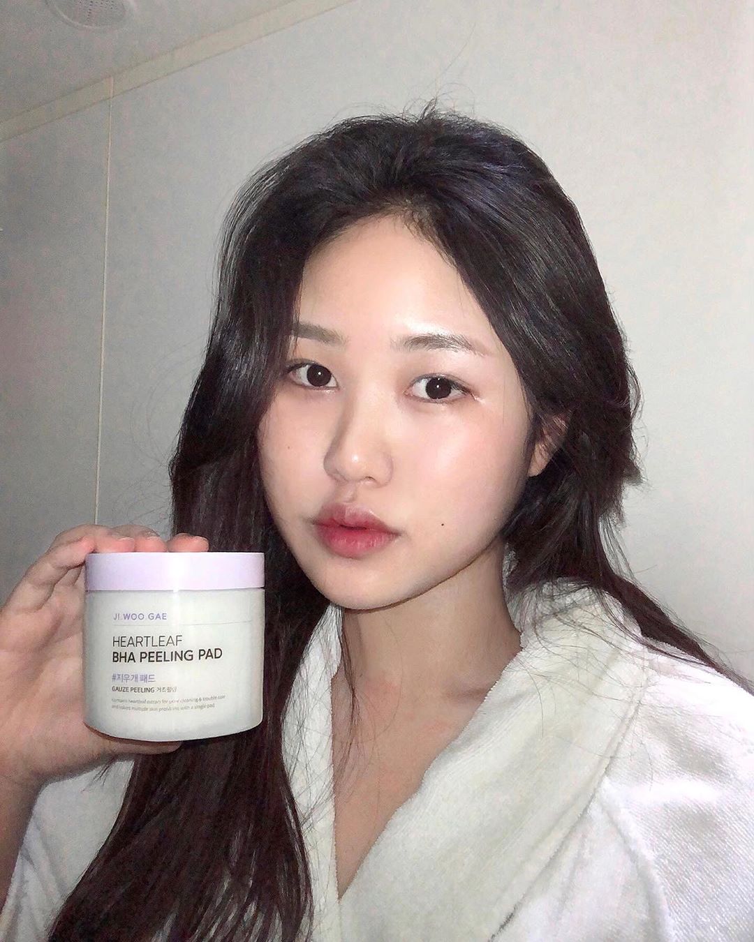 정지유🇰🇷 on Instagram: “셀리맥스 어성초 바하 지우개 필링패드💕 아까 라이브에서 설명드렸던 제품!  제가 피부에 안맞는 제품 조금만 쓰면 피부가 뒤집어지는 스타일인데 셀리맥스 어성초 바하 지우개 필링패드는 매일 안심하고 쓸 수 있도록 PEG 성분을 제거하고 히알루로산 함량을…”