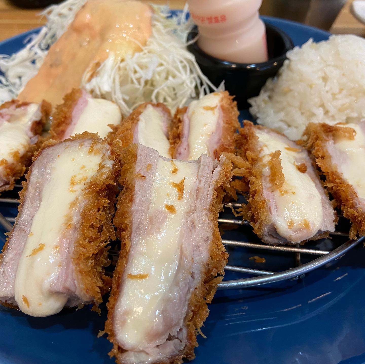 #동경양식 #남악맛집
.
치즈돈까스와 남악돈까스(매운돈까스) 시켜보았다
.
#치즈돈까스
치즈도 많고 고기도 얇은겹으로 여러개 되어있어서 부드럽고 고소하다! #연돈 안부럽다😋ㅎㅎ 치즈돈까스 시키면 새콤한 소스를 주는데 난 남악돈까스 소스에 찍어먹는게 더 맛있었다😆
.
#남악돈까스 (매운돈까스)
소스가 특이하고 매콤하다! 맛있음👍
새콤달콤매콤한데 보통 흔한 돈까스소스가 아니니 꼭 드셔보시길😋 ㅎㅎ
.
가게도 아기자기 귀엽게 꾸며져있다!
후식 요구르트까지 완벽쓰~
.
마지막 동영상은 첫 한 입 먹고 친궄ㅋㅋㅋㅋㅋ으음/~! 소리가 너무 웃겨서
.
가격은 둘 다 각 9,500원
.
#블로그후기 보려면

https://m.blog.naver.com/dldlsdud9899/221901046178 👆🏻여기서 자세한 후기 볼 수 있어요~💗#
.
.
.
#남악맛집추천 #매운돈까스 #돈까스맛집 #foodstagram #cheese #남악밥집 #좋아요반사 #좋반테러 #소통해요 #맛집스타그램