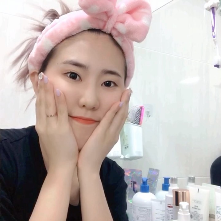 리나 on Instagram: “충격! 임리나 ㅅㅔ수 영상🧖‍♀️.avi -> [속보] 맨 뒤 영상은 풀 영상으로 쌩얼 살짝 출현해  오늘은 저의 new 클렌징 🧼[코코밀크] 멜로우 마일드 클렌징밀크🧼 를 소개해드립니당🥳🥳 . . 저는 피부가 진짜 건조해요... 어렸을때부터…”