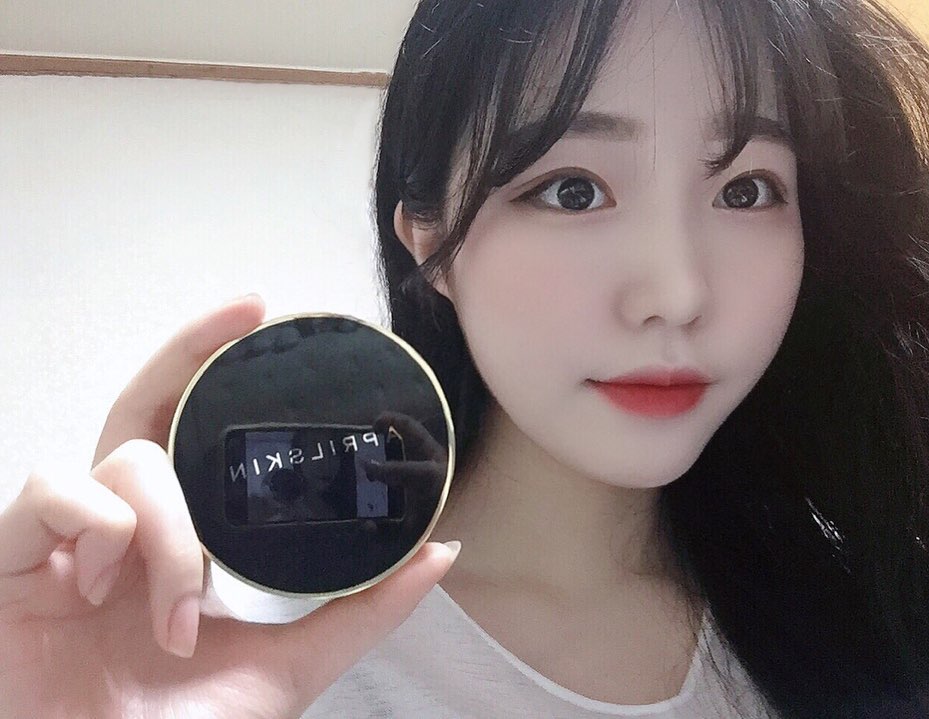 이다은(1004) on Instagram: “🌟 에이프릴스킨 매직스노우 쿠션 블랙 3.0 컨실러가 필요없는 무결점 커버력과 지속력, 속건조까지 잡아주는 수분감도 채워진 쿠션❗들뜸 없는 깔끔한 광채도는 피부표현이 가능한 제품 🤭 홍조를 가려줘서 너무 좋은 제품이에요 ➿ ♥️ . . .…”