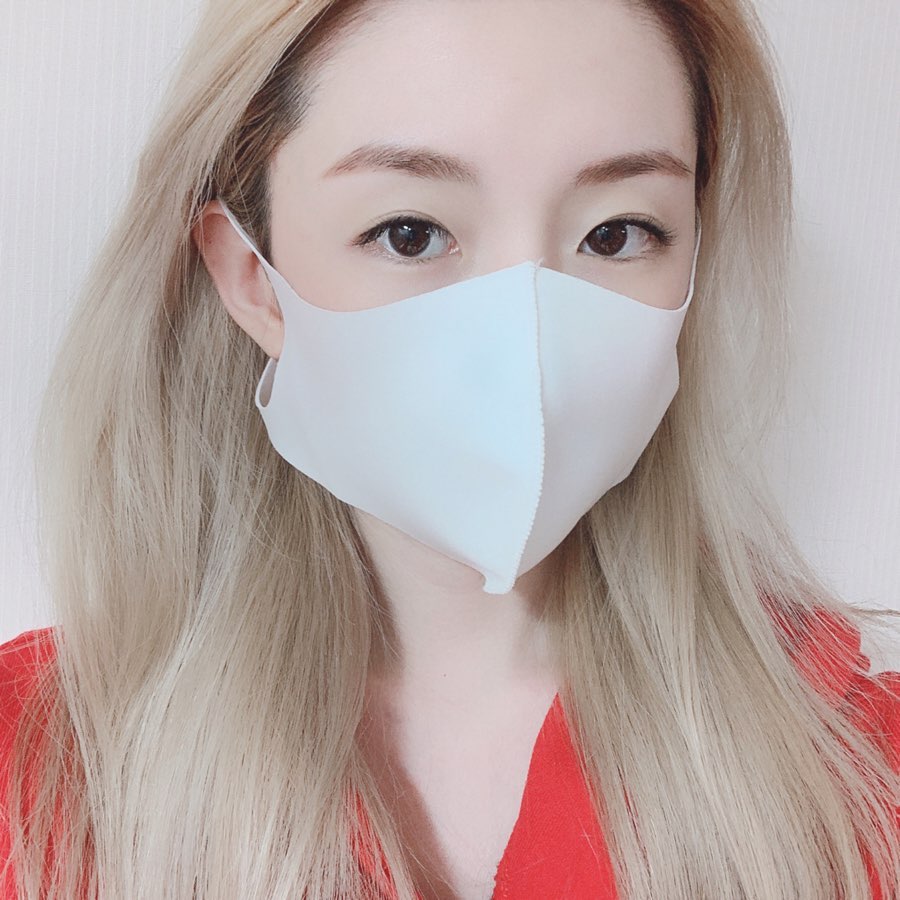 Xia on Instagram: “코오롱 정품원단으로 제작된 마스크😷 항균효과, UV차단기능, 무한 세탁가능한 변형없는 튼튼한 재질! 섬유냄새도 안나고 피부에 닿는 촉감도 엄청 부드럽고 편함👍🏻 #커플아이템 으로도 강력추천🥰 . . #코오롱마스크 #마스크 #효성마스크…”