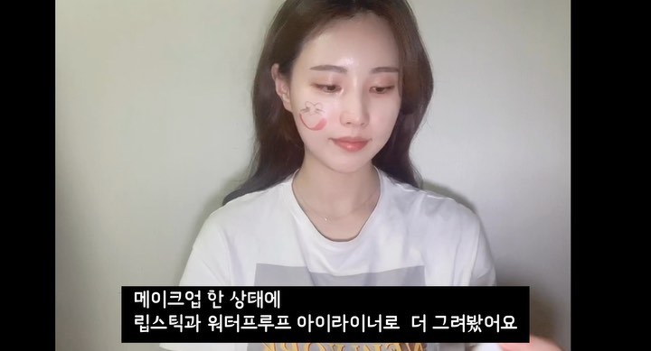 이승아 아나운서 (official)’s Instagram video: “귀찮은 날에는 셀리맥스 지우개패드와 함께😽귀찮은 날이 사실 매일 그래요 🙈 @celimax.korea . . . . ✅#셀리맥스 #지우개패드 장점은 📌#노워시 사용 가능합니다.  노워시로 사용할 경우 꼼꼼히 #클렌징 해주세요. 📌 예민 건조…”