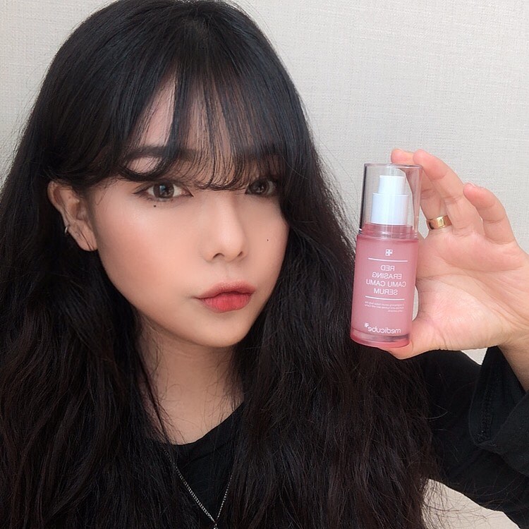 @1oveyourjung on Instagram: “🤎 메디큐브 레드 이레이징 카무카무 세럼🧸🤎 . . 가벼운 워터 타입으로 아침 저녁 발라주기 아주 굿이에요 !! !!! 엄청 촉촉하고 바르고 나면 산뜻한데 건조한 피부엔 두번씩 레이어링 해주면 더 촉촉하게 쓸 수 있대서 그렇게 하는 중 🥰 잡티나…”