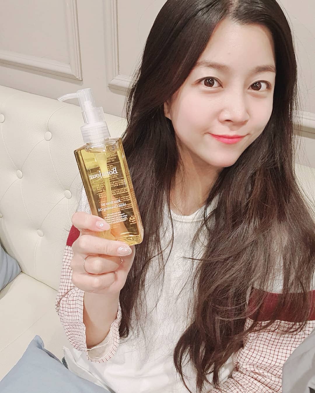 @gao8785 on Instagram: “#첫줄안녕 . . 보나쥬르 라이스브랜90 마일드클렌징오일♡  기존에 쓰던 클렌징이 똑 떨어져서 어떤거 써볼까 하다 보나쥬르 클렌징오일 사용중인데 넘나 깨끗하게 잘 지워셔요. 발림성도 너무 부드럽고, 원재료에서 단 1%만 얻을수있는 귀한 쌀겨오일이…”