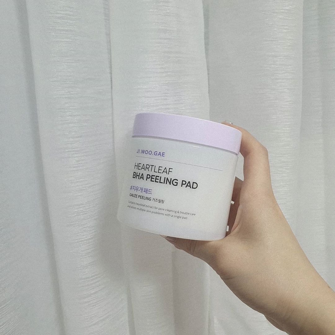 🥰’s Instagram profile post: “2차 리뉴얼 버전 써보고 최신버전까지 물리적 필링은 거부감 들고, 매일 관리하고 싶어서 쓰는 패드 ⠀ 화장 잘 먹게 할 참으로 아침에만 쓰는데 화장 뭉치는 게 줄었.. 태국서 사온 레틴a크림 잘못써서 코에 올라온 각질 그 다음날 이거 쓰니 정리됨 😢…”
