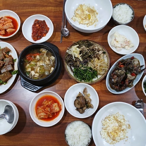 ⠀
강화도 석모도 가족여행!
빼 놓을수 없는 맛집 탐방~
⠀
취향것 비벼먹을 수 있도록 각종
산채나물과 비빔접시, 돌게장,
도토리묵, 된장찌개, 밑반찬이
푸짐하게 나오는 석모도 삼보식당
⠀
씹히는 맛이 일품인 바삭바삭
감자전도 넘나 맛있어요~
⠀
⠀
#석모도맛집 #보문사맛집 #강화맛집 #강화석모도 #석모도여행 #보문사 #석모도보문사 #강화도보문사 #석모도온천 #강화석모도맛집 #석모도 #삼보식당 #강화도여행 #석모도점심식사 #좋은곳많이보는습관 #석모도보여줄께
⠀