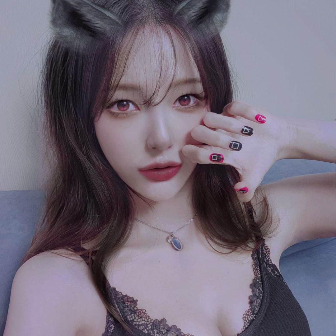 @l_kyu_u’s Instagram profile post: “#협찬 할로윈 기념 오징어게임네일ㅋㅋ 필터 만세다 네일만 해도 액정 안에선 귀도 달고 눈도커짐😆(안입던스타일이라 부끄러움..) 셀프젤네일로 #엔젤라 는