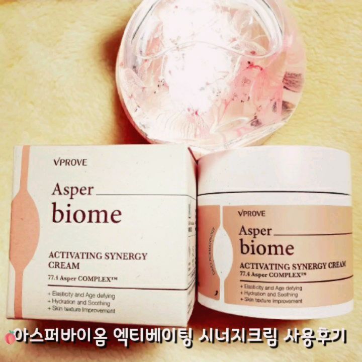 #광고 
요즘 새로 시작한 일들에 열중하다 보니
피부가 많이 거칠어졌어..ㅠ
잠도 못 자고 세안 후 기초화장도 챙겨 바르지 못했구
환절기라 점점더 건조해가는 속당김 피부에
잡티도 늘었어..ㅠ
이런 상태의 피부에는
수분도 채워주고 탄력도 잡아주고
피부빛도 환하게 해주면 좋은데
딱 이 제품이 모든 부분을 채워준다^^
순~하고 피부 흡수도 빠르고 산뜻하다. 

❤누룩발효물 Asper Biome이 
속까지 차오르는 보습감을 주는데,
에센스 다음으로 사용하면 좋은 시너지 크림이다. 

🧡마이크로 바이옴 기술로 개발한 특허 성분 
제주 밭벼 누룩 발효물이 고농축 함유된 Asper Complex가 깊은 보습력으로 피부 수분량, 탄력을
높여준다. 

💛거기에 판테놀이 피부 수분을 케어해서 
더 탄탄한 피부 보습력으로 촉촉한 피부결을 유지시켜 준다. 

💚마카다미아씨 오일은 피부 장벽 형성에 도움을 주어 수분이 증발하는 것을 차단시켜준다. 

💜흡수력이 좋아 잔여감이 적고 사용 후 끈적거림 없이 광채만 남기는 벨벳피부가 되는 크림이다. 
.
.
.
.
.
.
.
.
.
.
.
.
#조그만통에행복이들어있다 #이제내피부살것같네 #관리좀해야지 #비프루브 #아스퍼바이옴 #시너지크림 #누룩테라피 #발효크림 #장벽크림 #보습크림 #광채크림 #진정크림 #투데이 #daily #소통 #일상소통 #팔로워 #좋아요 #f4f #인업같이